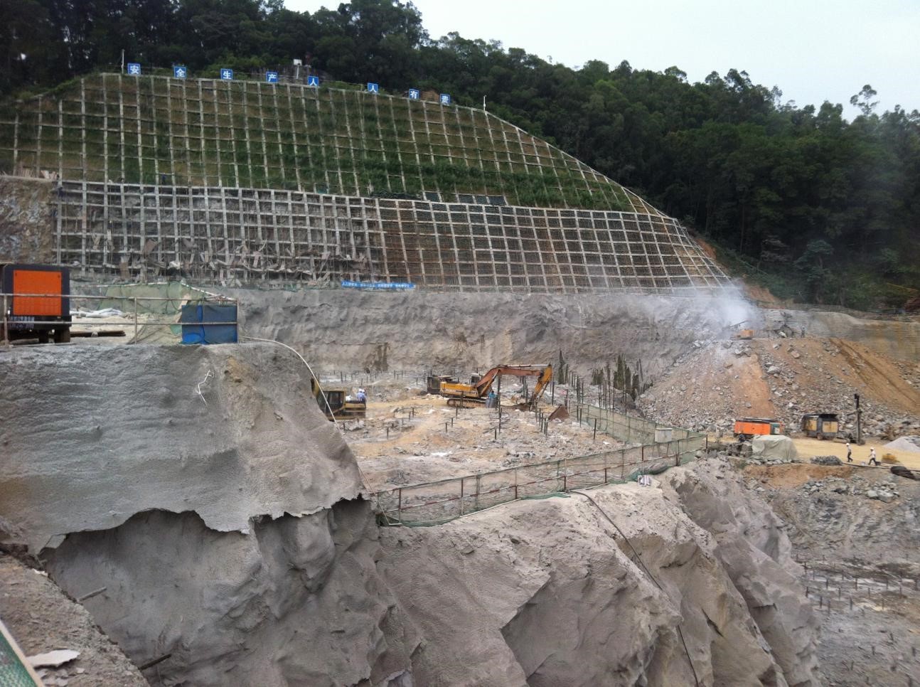 銀湖藍山項目山體巖石爆破
